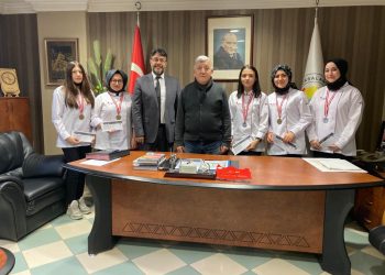 Yönetim Kurulu Tarafından Öğrencilere Ödül Taktim Edildi