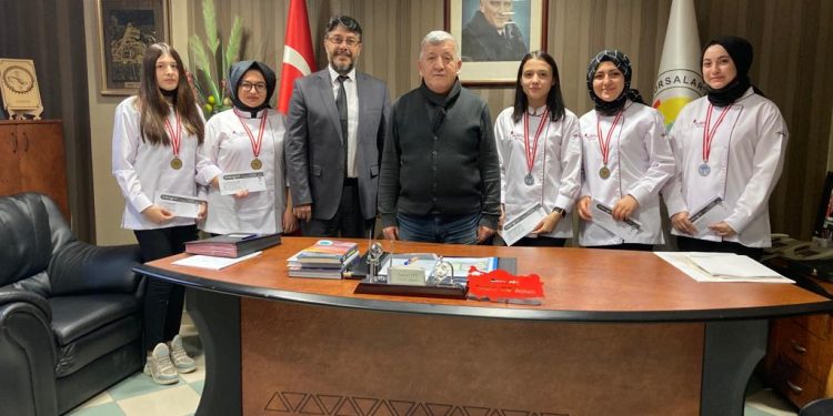 Yönetim Kurulu Tarafından Öğrencilere Ödül Taktim Edildi