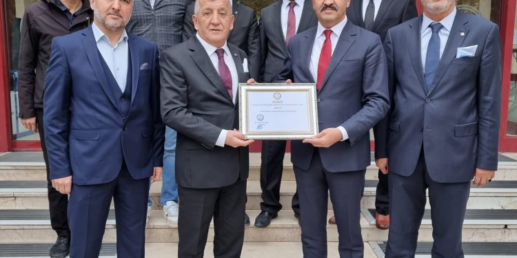 Tavşanlı TSO yöneticileri mazbatalarını aldı.